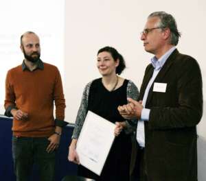 Gewinnerin Julia Niemann mit Dr. Sven Engesser, Mitglied des DGPuK-Nachwuchsvorstands, und Herbert von Halem. Bild: Jan Kietzmann / FU Berlin