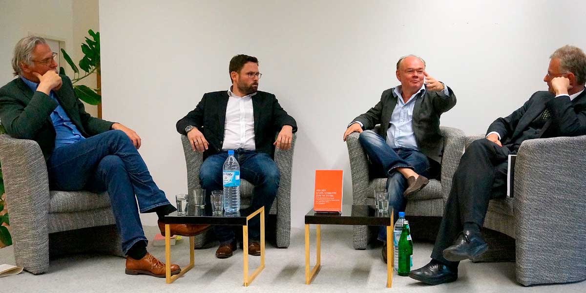 Lutz Hachmeister (3. v. l.), mit Herbert von Halem, Tim Tolsdorff (2. v. l.) und Patrick Rössler auf dem Podium der Kölner Mediengespräche (2015).