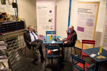 Im Foyer des Freien Werkstatt Theaters vor der Veranstaltung